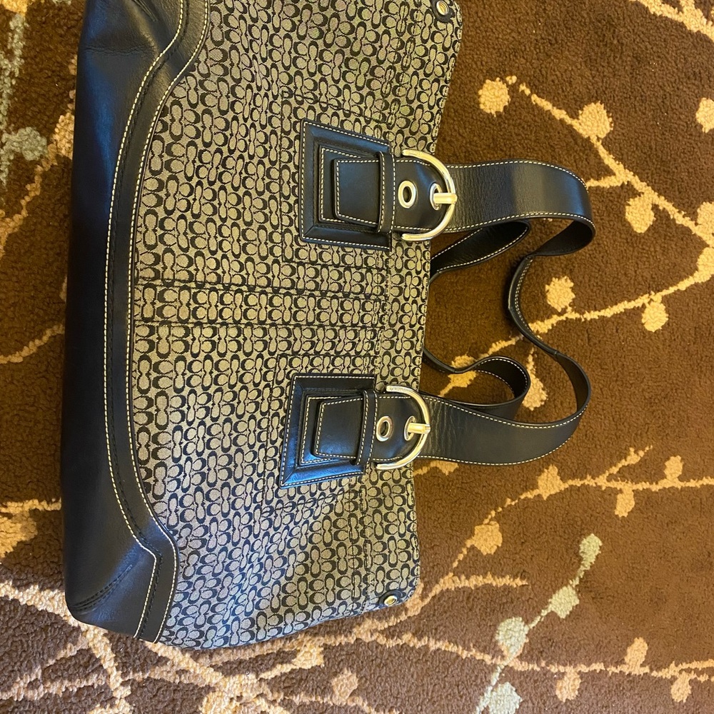 Medium coach shoulder bag.